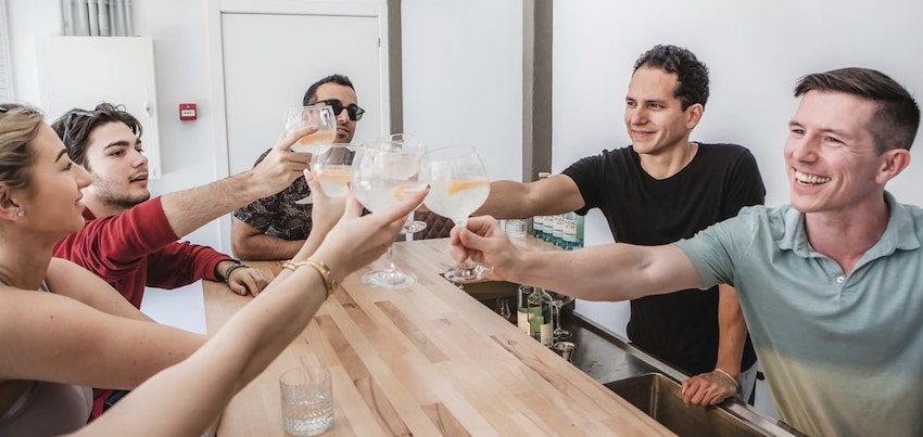 Gin Abend, eine Gruppe stößt mit Gin Tonic an