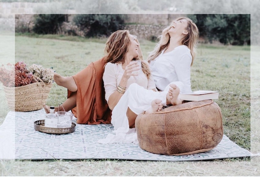 Gin time, 2 Frauen beim Gin Picknick auf der Wiese